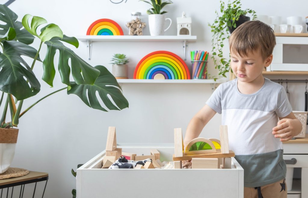enfant avec jouets montessori