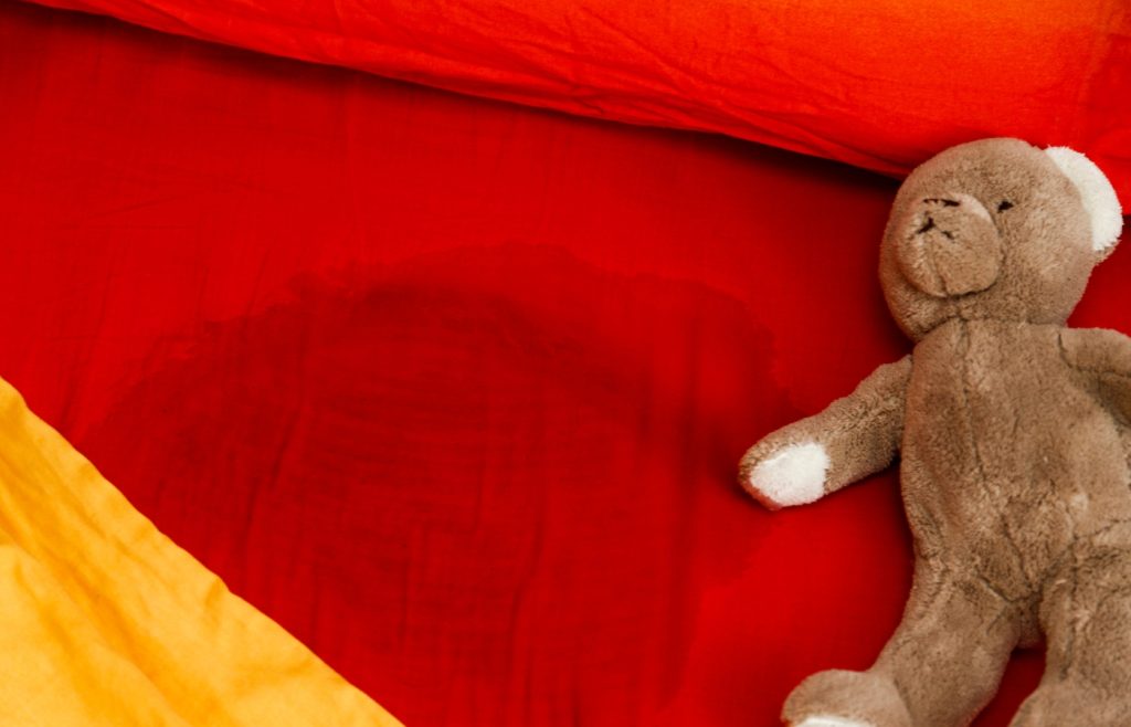pipi au lit enfant