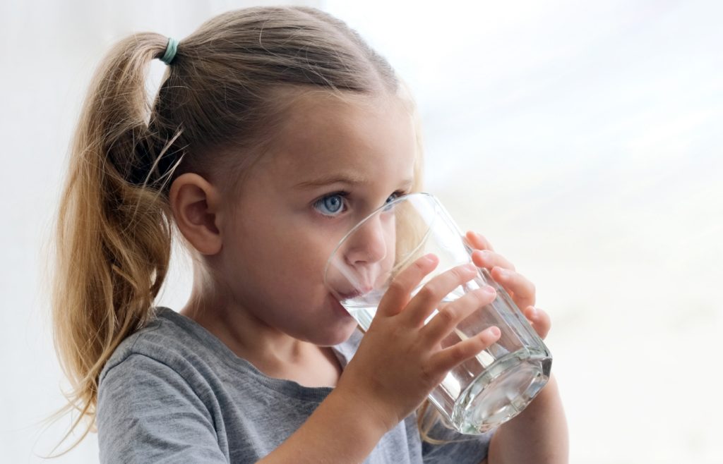 petite fille verre d'eau