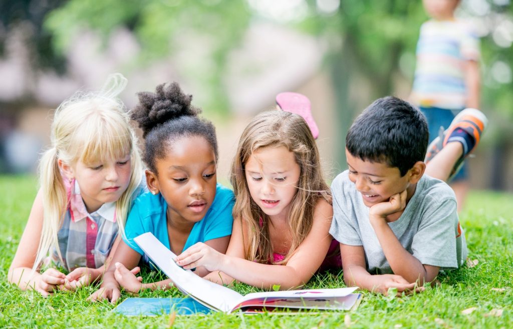 enfants qui lisent parc