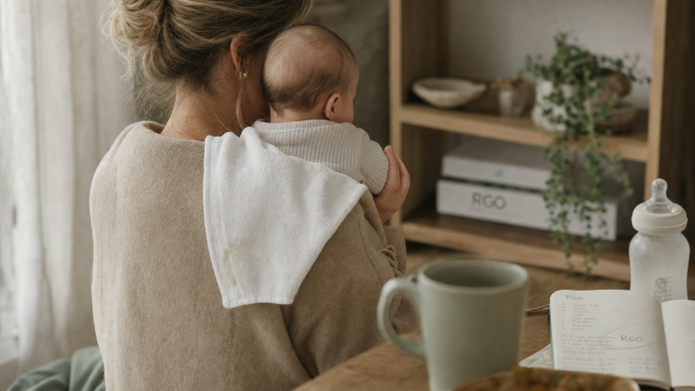 Bébé RGO : régurgitations normales à reconnaître