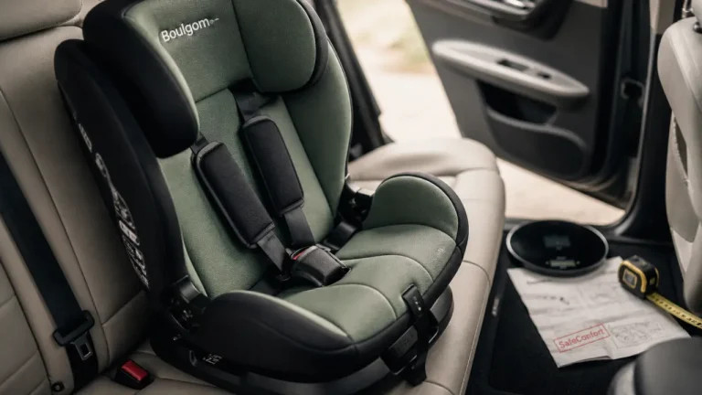Boulgom siège auto dans une voiture familiale, harnais visibles
